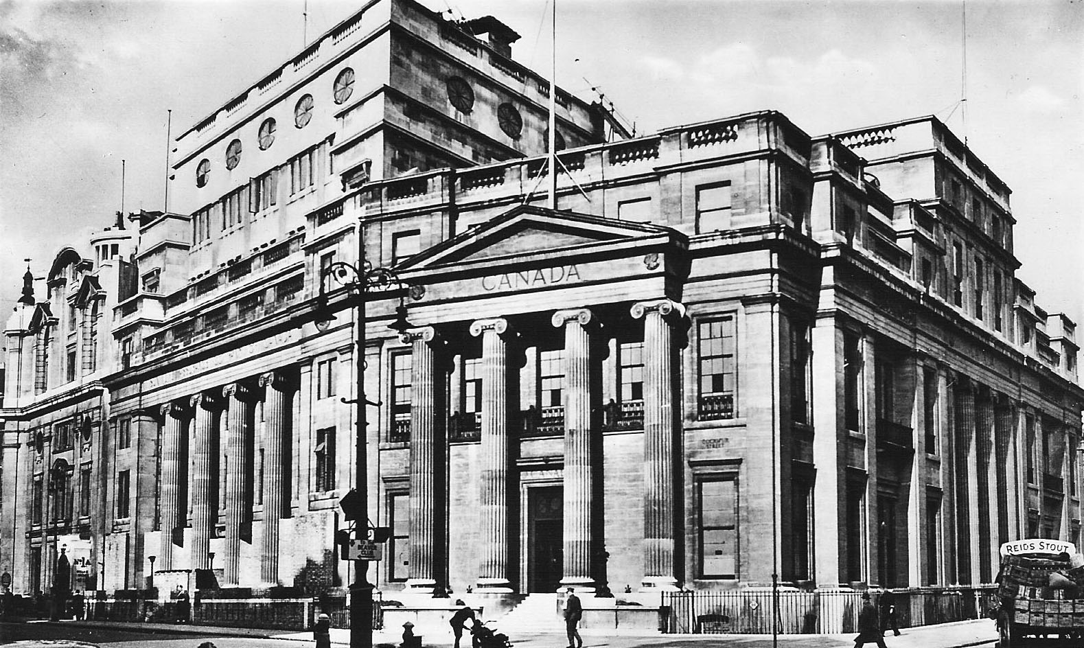 Canada House 舊照,來源註明攝於1926年。柱廊上方刻有 CANADA 字樣,再上方可見圓窗。