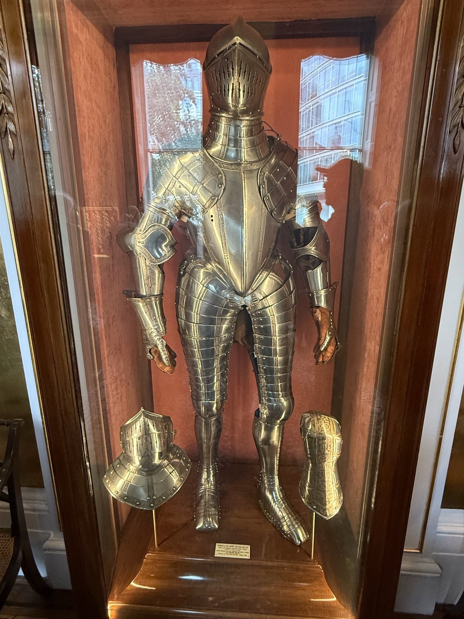 Gold Drawing Room 內 Sir Henry Lee 的盔甲，甲面飾有精細圖案。