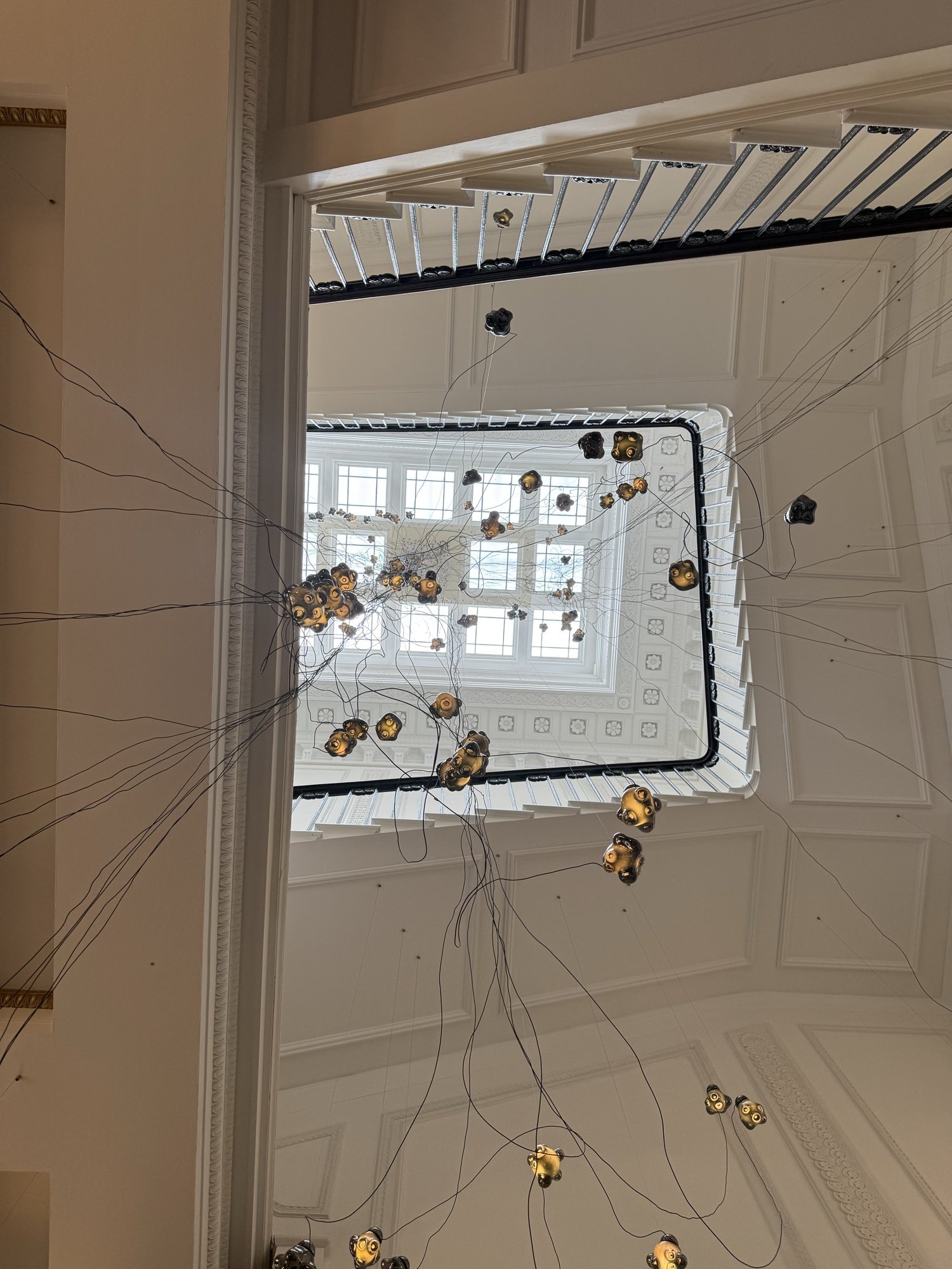 懸在樓梯井中的玻璃裝置《57.157》，由 Omer Arbel 為 Bocci 設計。