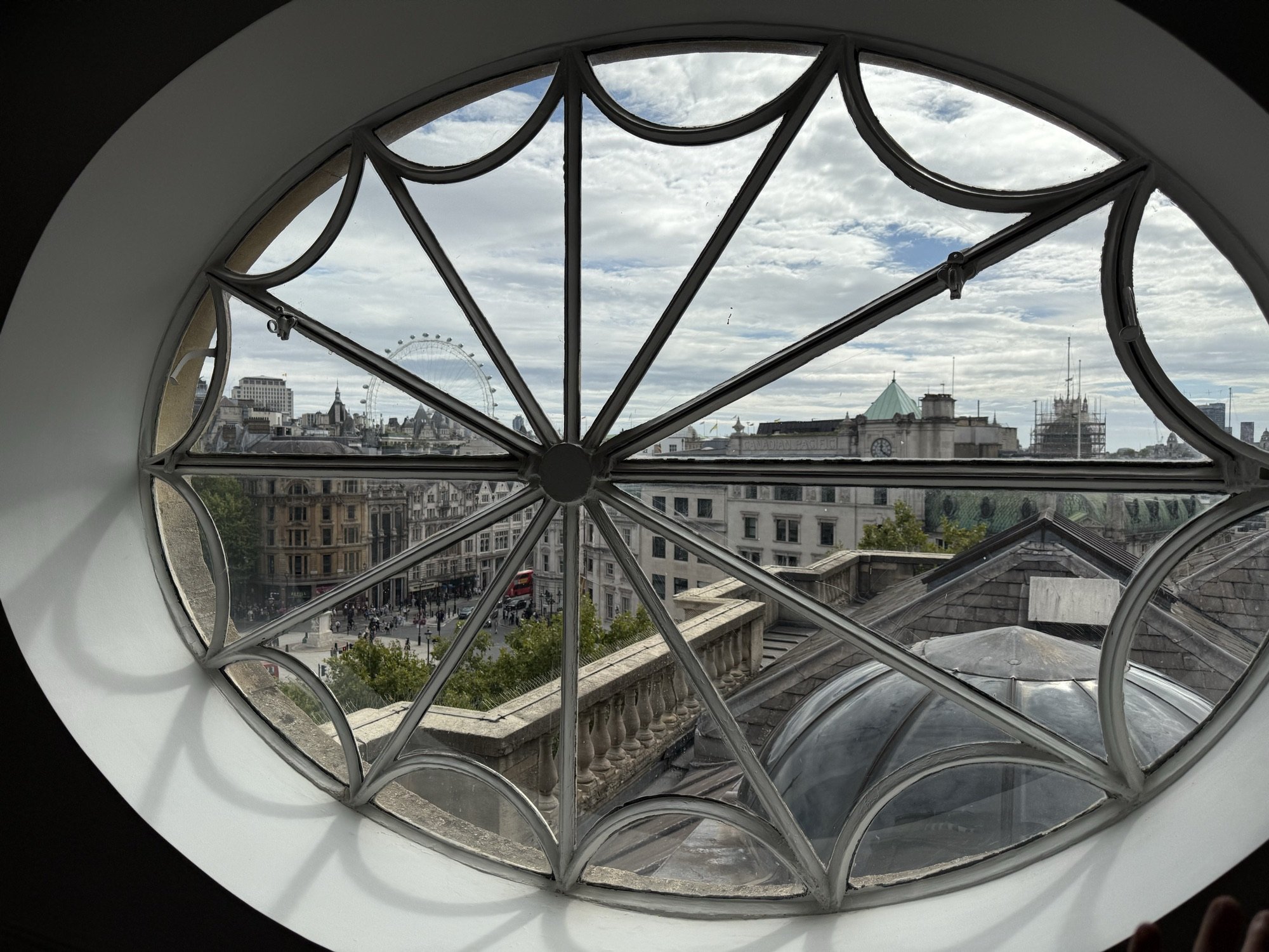 Canada House 的圓窗，窗外可見 London Eye。