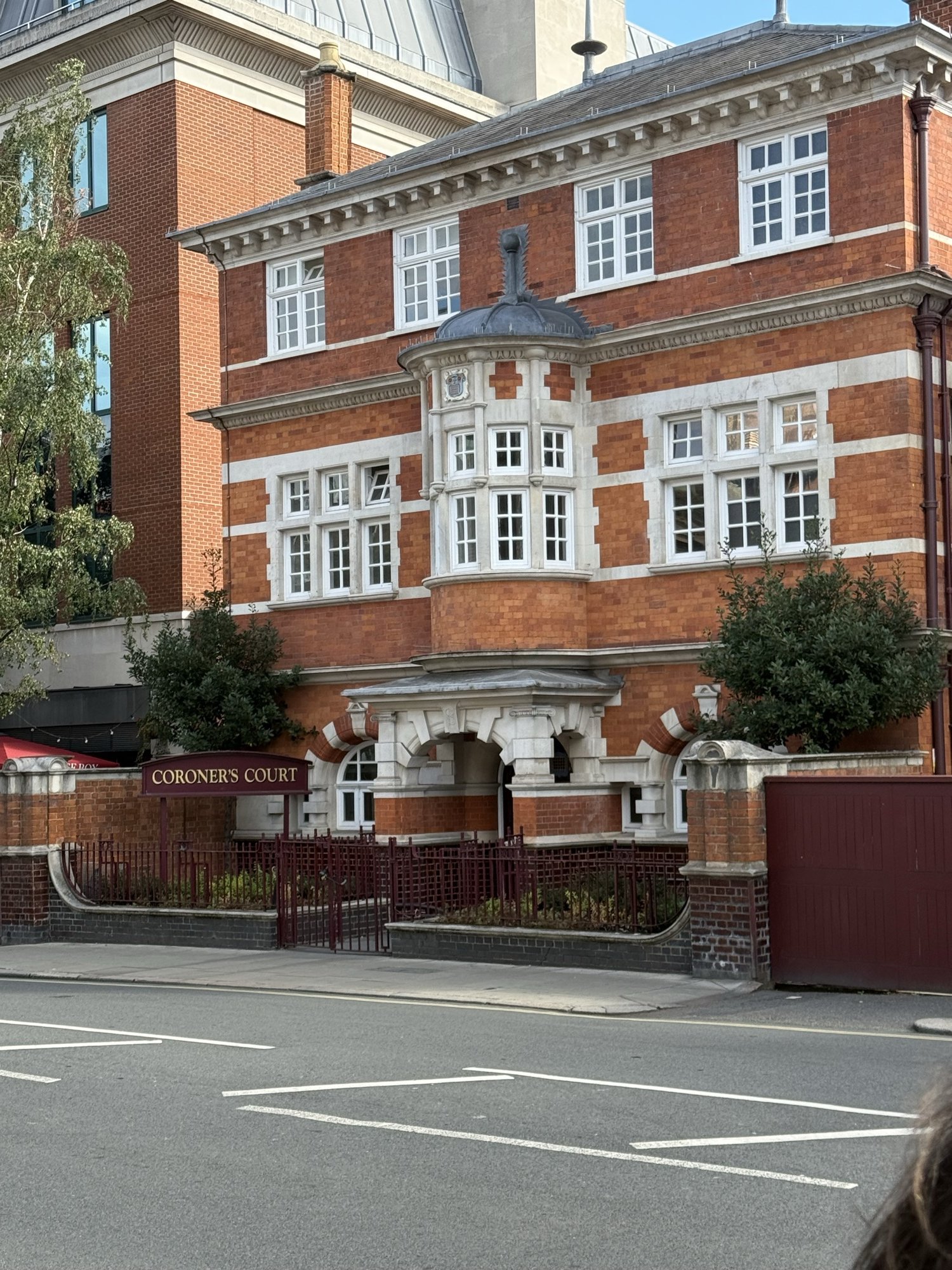 Westminster Coroner’s Court 門外的字樣、紅磚牆和白色分格凸窗。