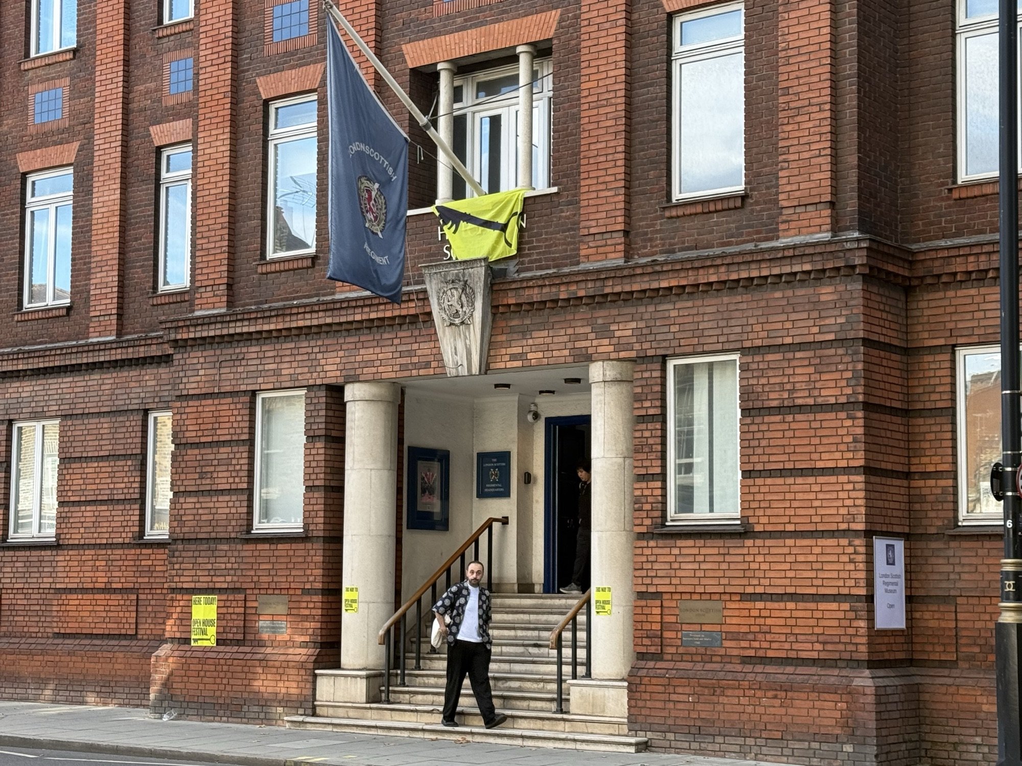 London Scottish 門前的旗幟與 Open House 標示。