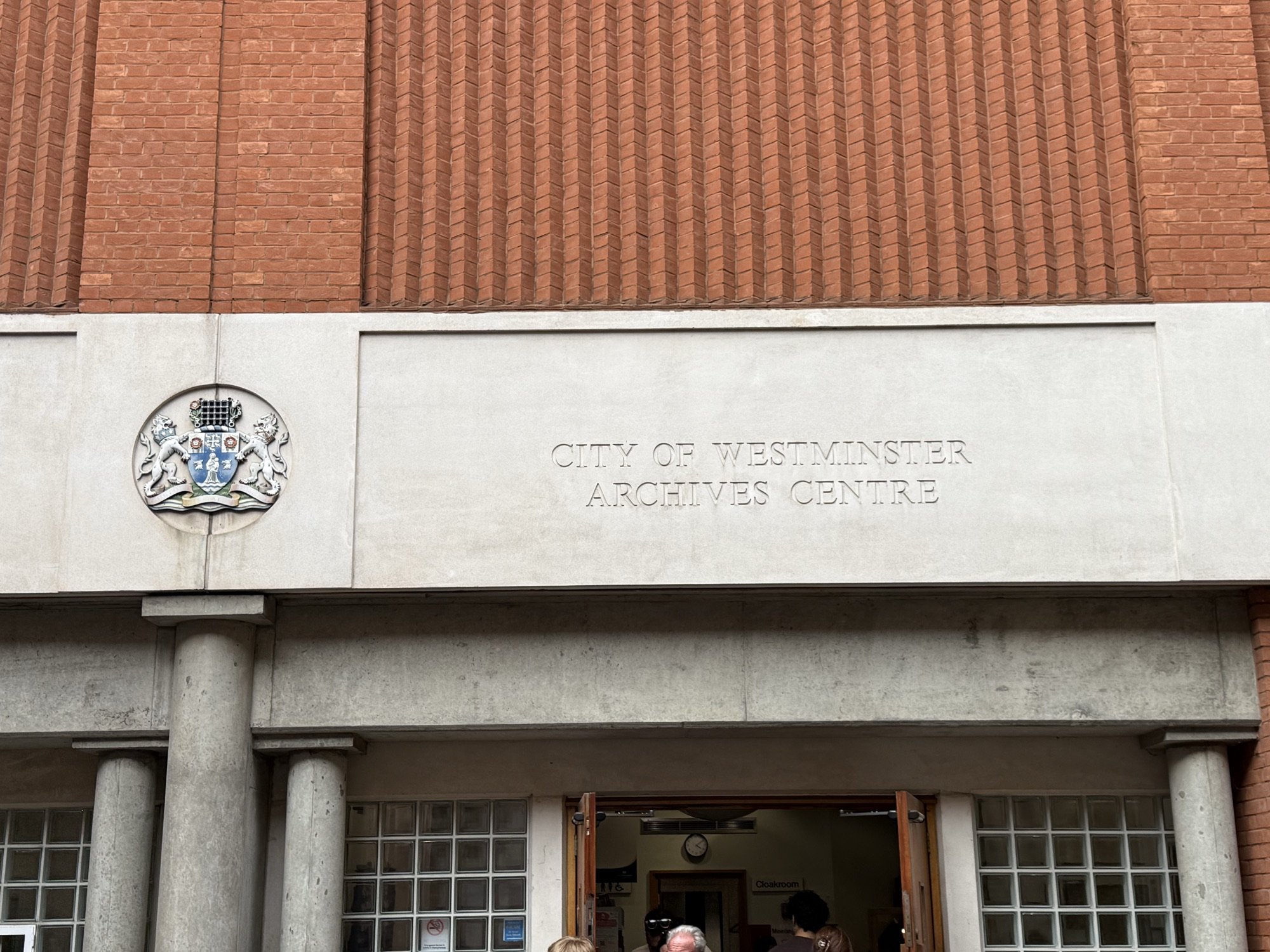City of Westminster Archives Centre 的館名，刻在入口上方的石材上。