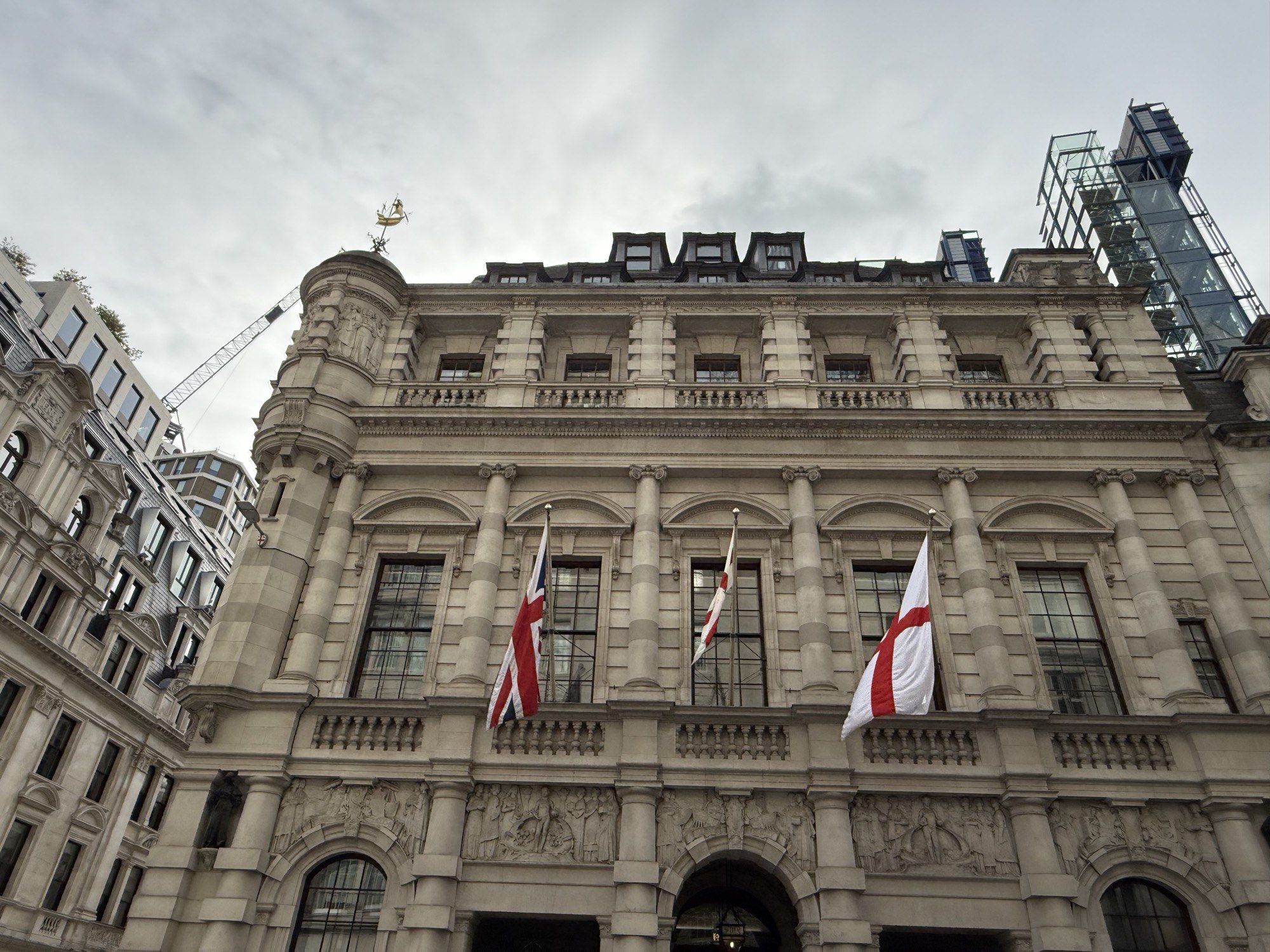 71 Fenchurch Street 的石造外牆與 LR 旗幟。