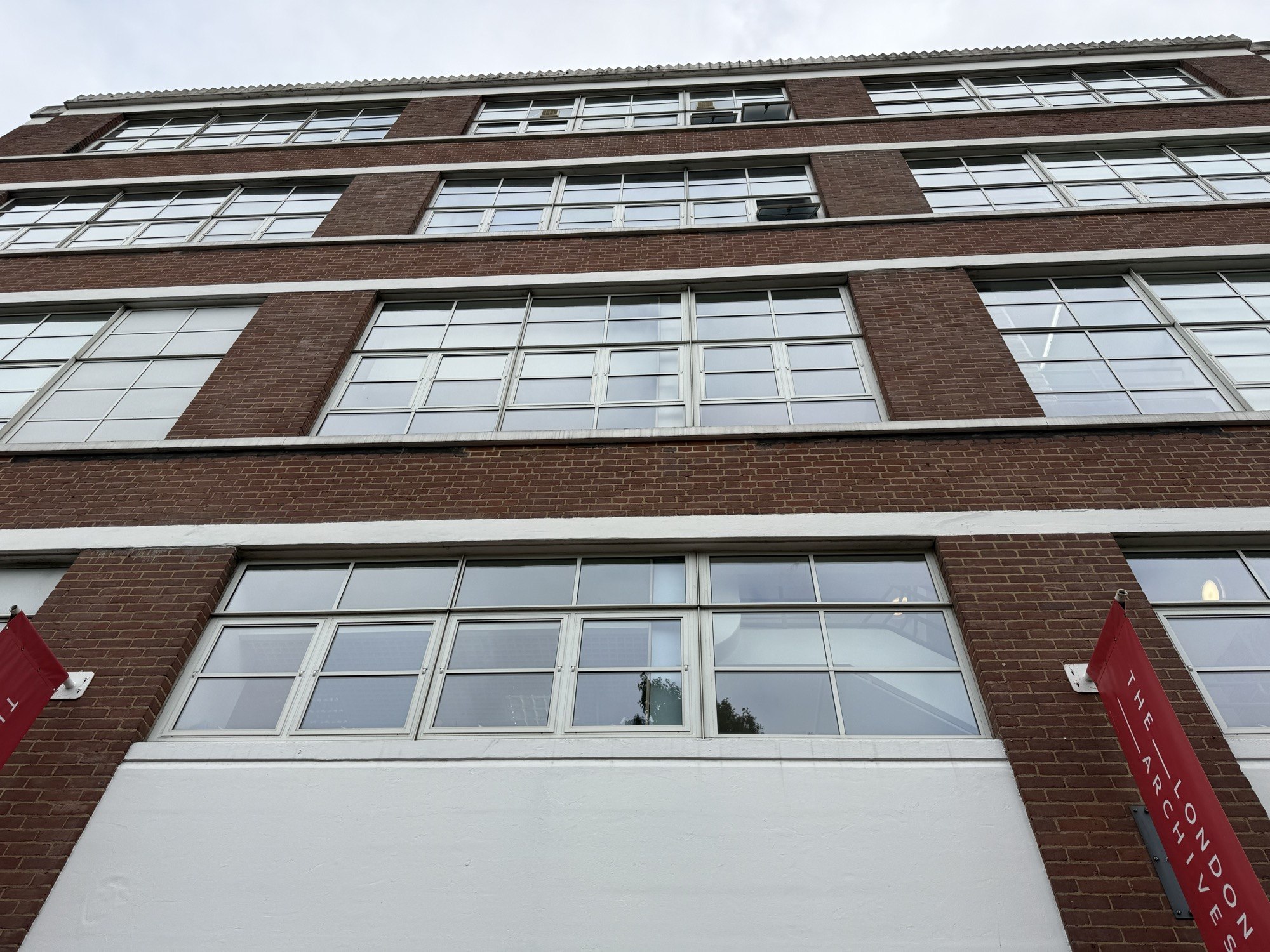 The London Archives 的紅磚外牆與成排窗戶。