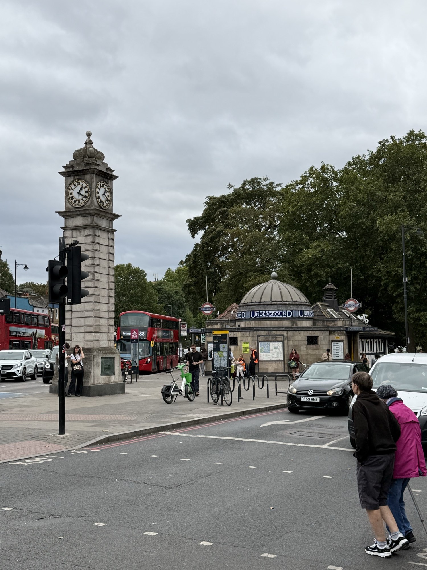 Clapham Common 街景：鐘樓與圓頂地鐵入口。