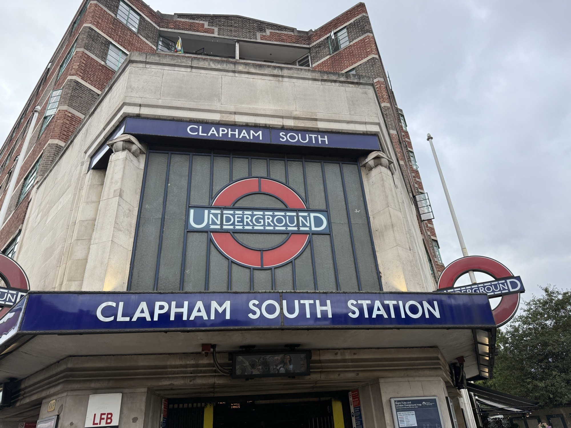 Clapham South 的石造立面、玻璃窗與地鐵圓形標誌。