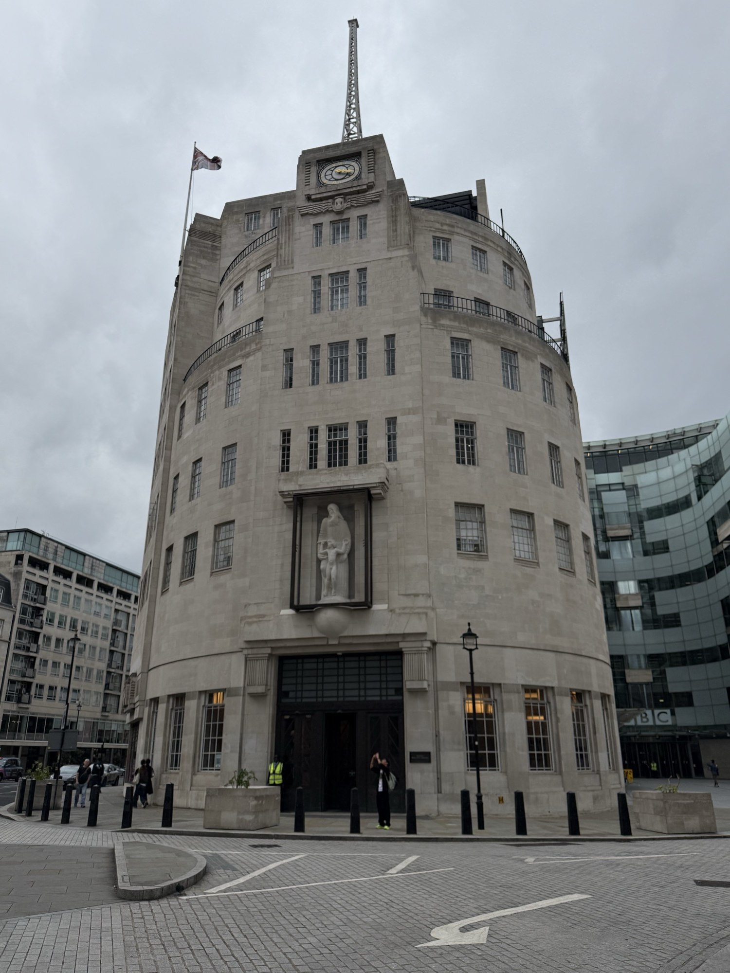 Broadcasting House 面向 Langham Place 的圓弧外牆。
