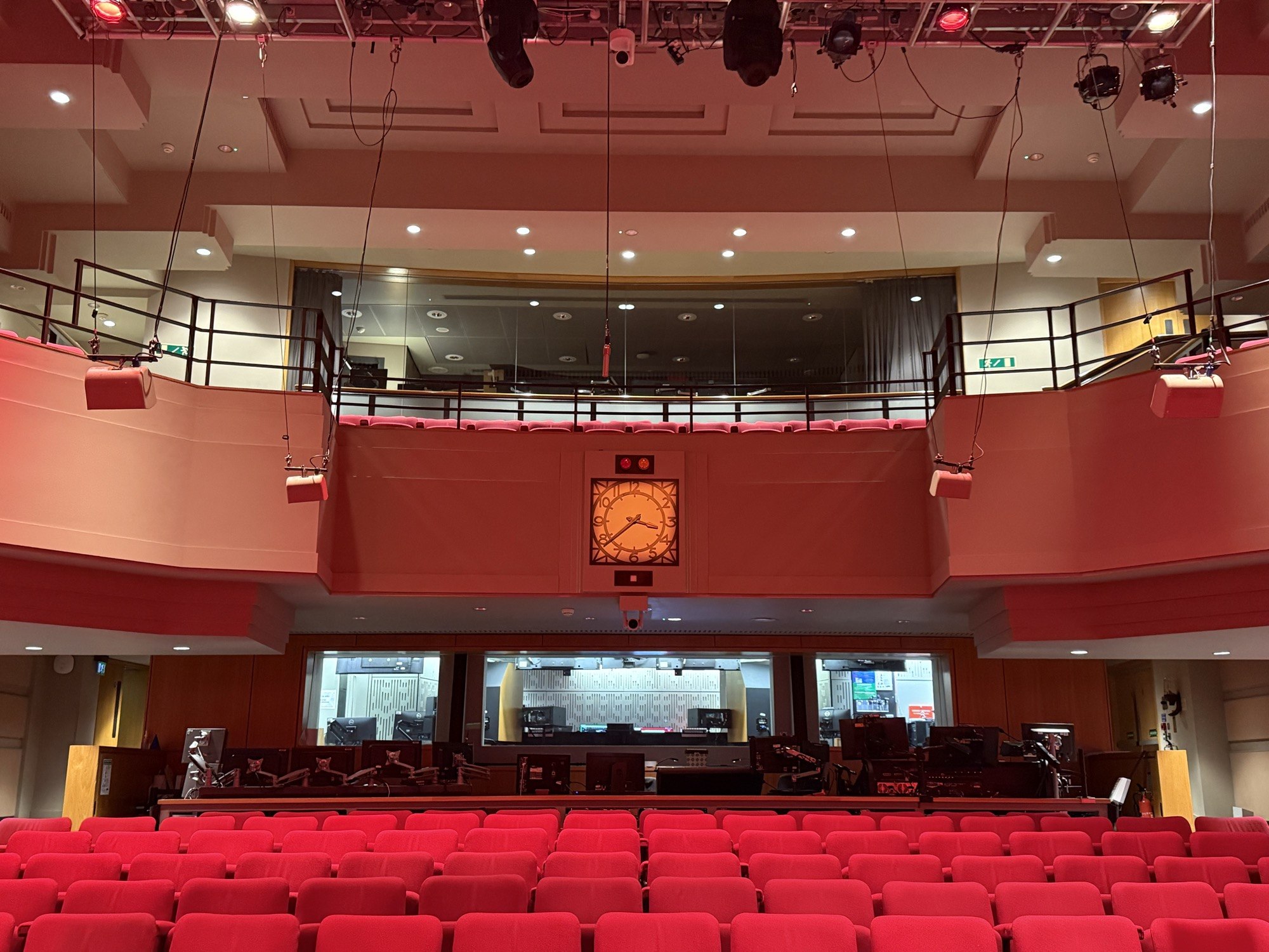 Radio Theatre 的紅色座椅、演出空間與樓座。