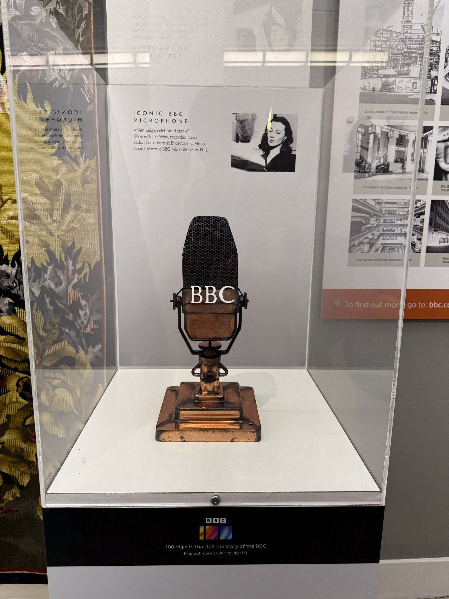 BBC 展出的麥克風局部，網罩下方印有 BBC 字樣。