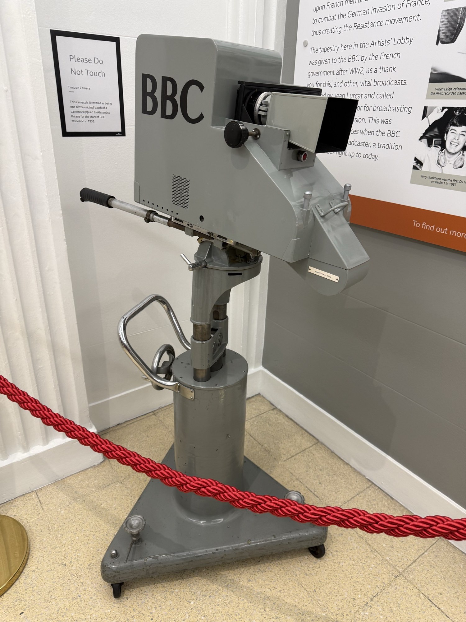 Emitron 攝影機。據展牌介紹，它是 1936 年 BBC 電視開播時採用的首批四部攝影機之一。