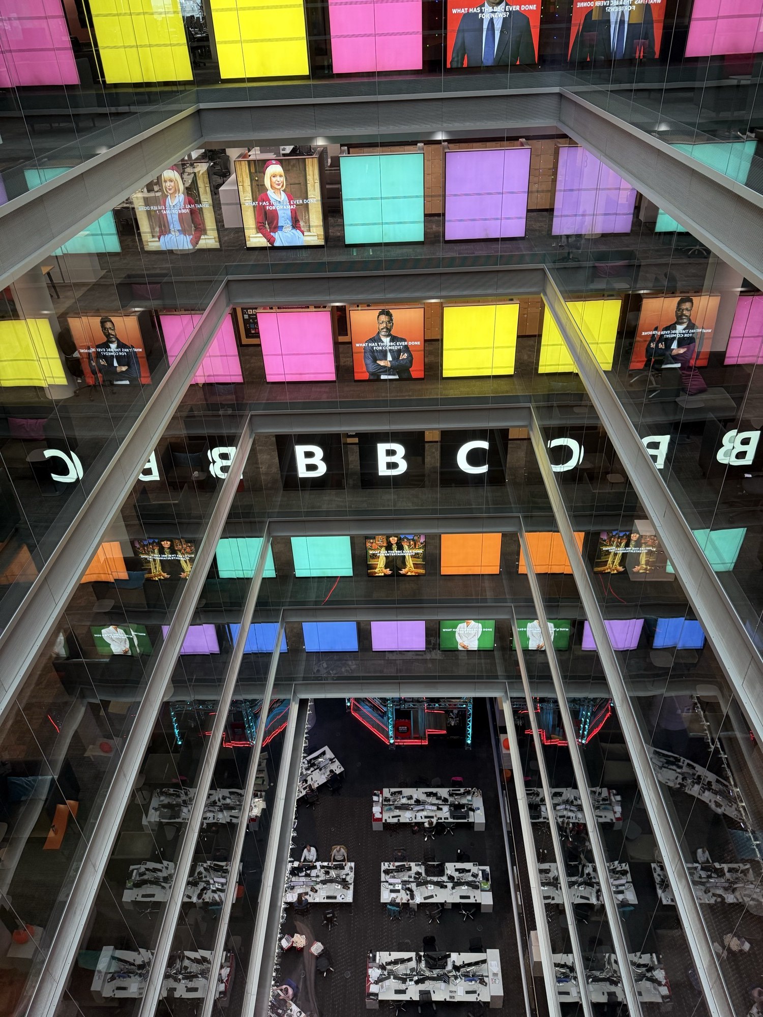 BBC 中庭四周的玻璃幕牆與彩色窗格。