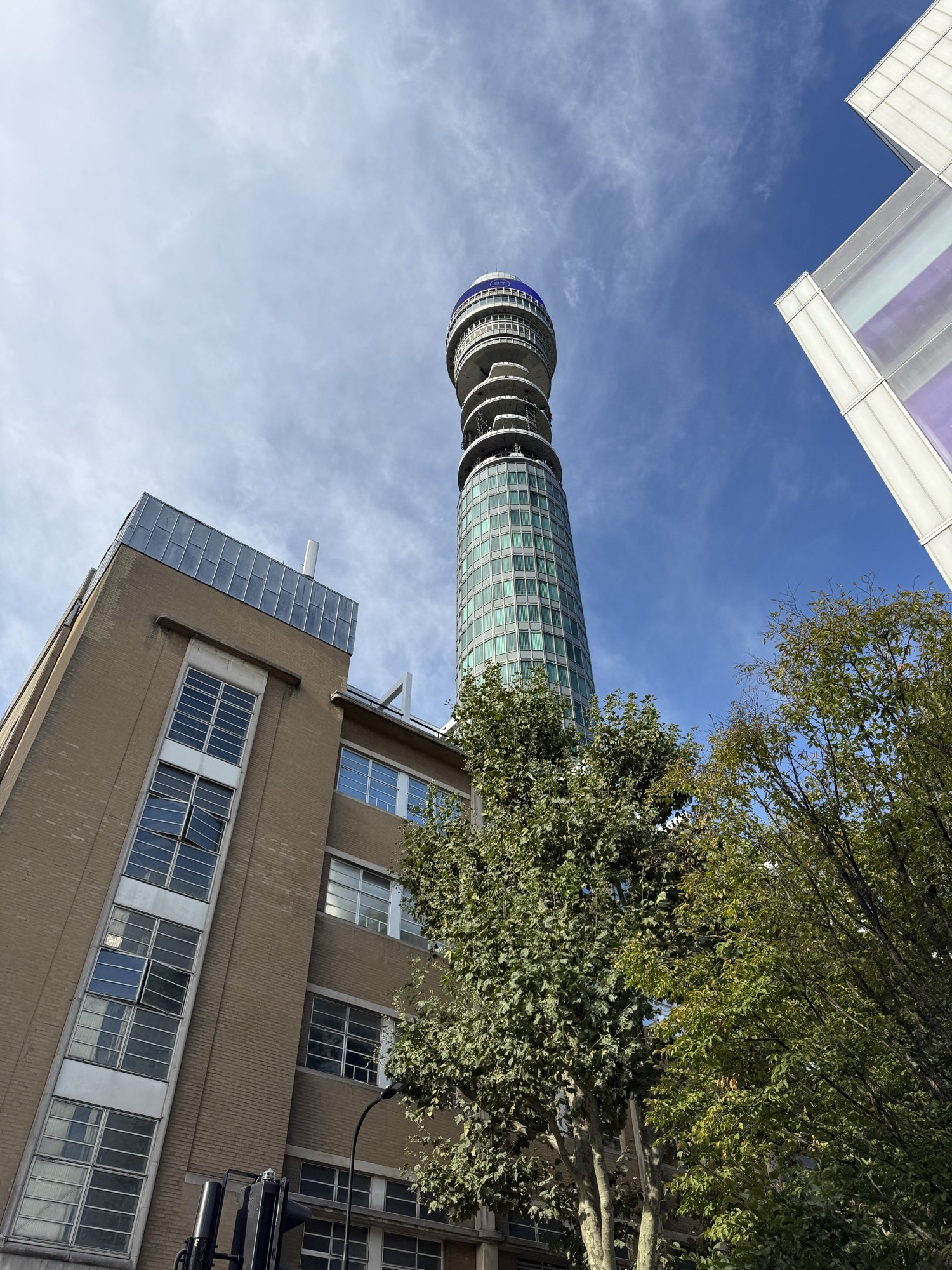從 Maple Street 一帶仰望 BT Tower。