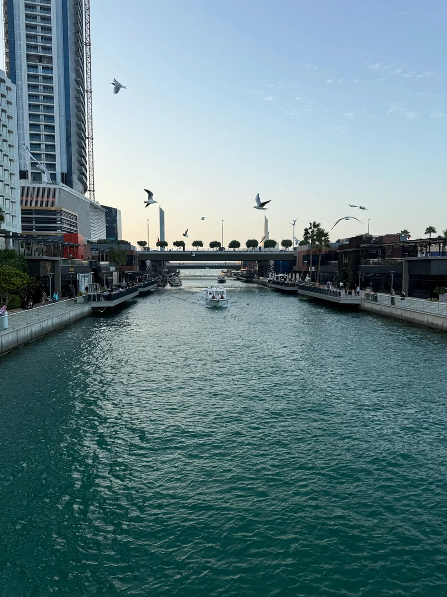 巴林灣的水道、步道與兩旁餐廳。