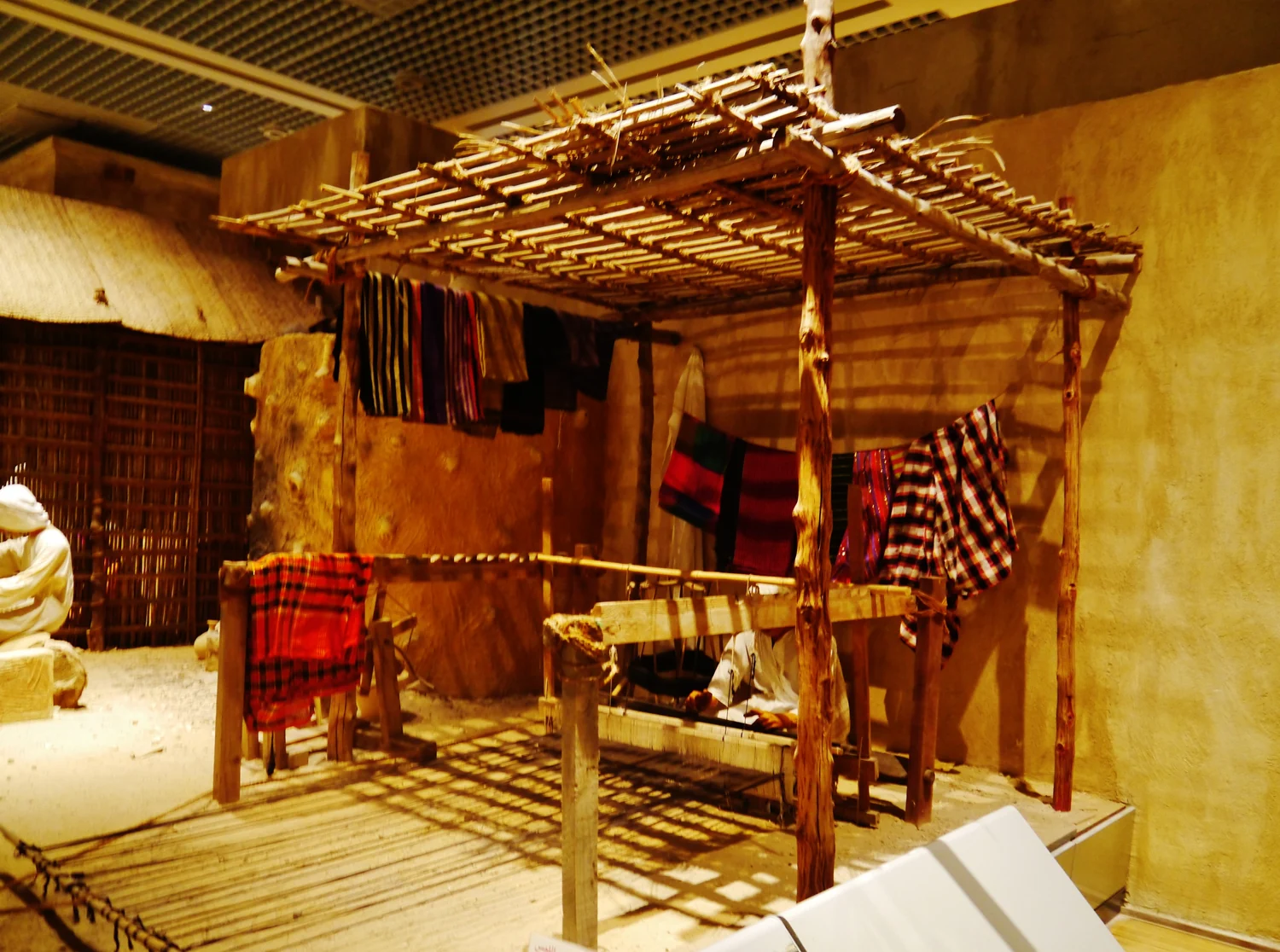 資料圖片：傳統行業與工藝展廳的織布場景，木架、織機與布匹重現昔日作坊；二〇二〇年二月二十二日攝。