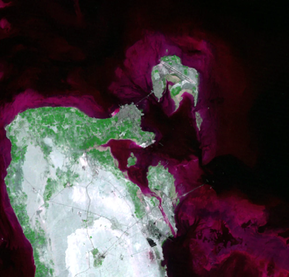 Landsat 1 於一九七二年九月三日記錄的麥納瑪、穆哈拉格與周邊海岸。這是經波段合成的衛星影像，色彩用來分辨地表與水域。