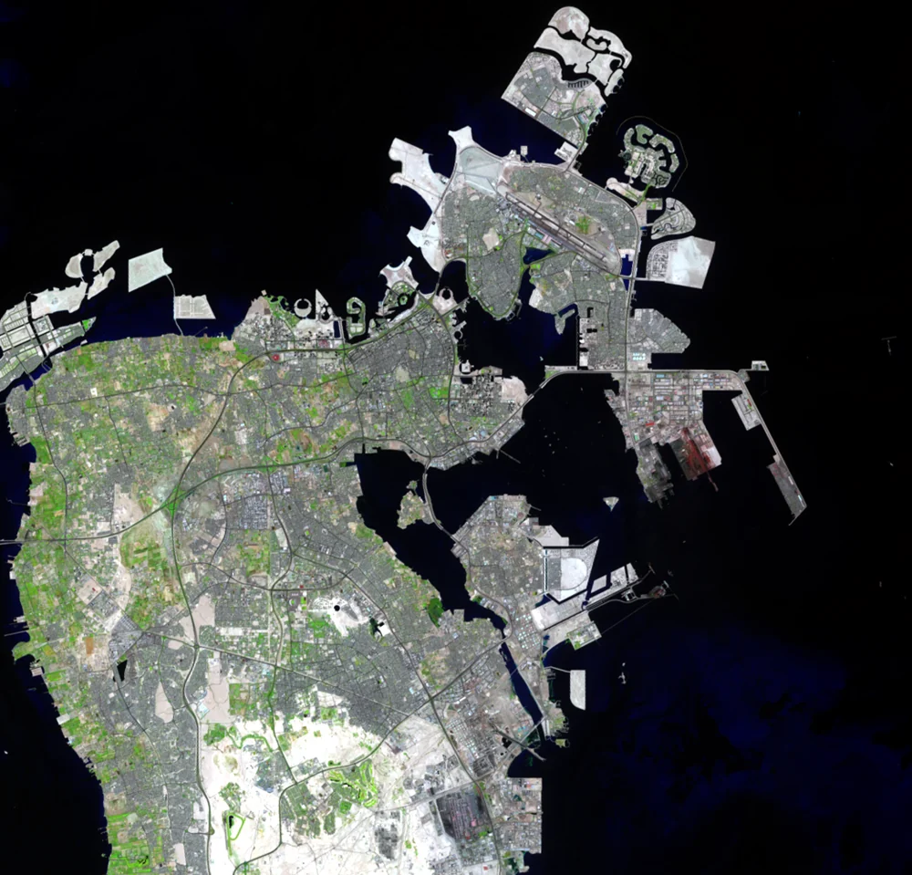 Landsat 8 於二〇二四年九月七日記錄的同一城市區域。北面人工島與東面的港區已展開;圖中綠色代表植被。