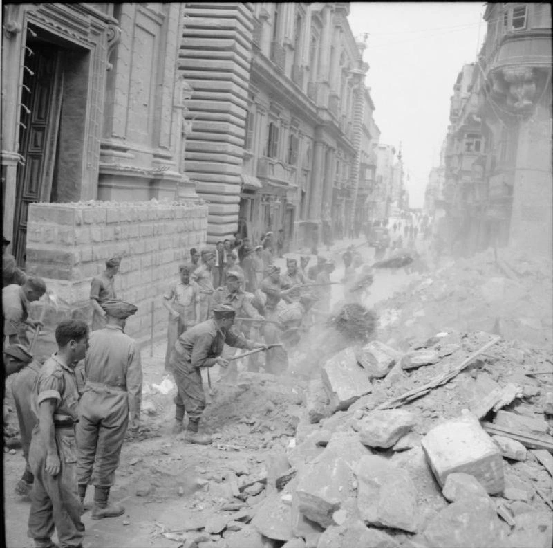 1942年5月11日，士兵以鎬和鏟清理瓦萊塔 Kingsway 的轟炸瓦礫，讓街道重新通行。這條街今日稱為共和國街。