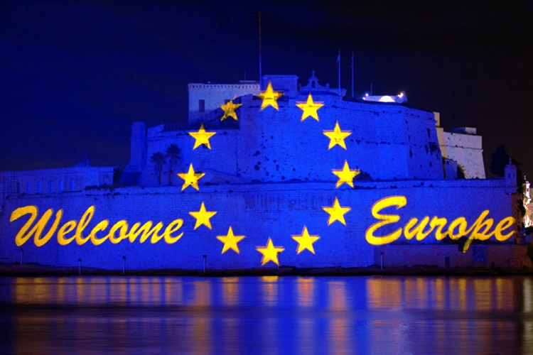 加入歐盟前夕，聖安傑洛堡投上「Welcome Europe」與星環。攝影者圖說記為 2004 年 4 月 30 日，迎接翌日入盟。