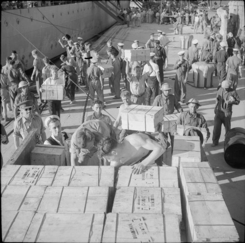 1942年7月30日，士兵卸下 HMS Welshman 運到馬爾他的奶粉；這次補給早於 Pedestal 護航行動。