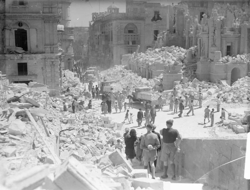 1942 年 5 月 1 日，軍人與居民清理瓦萊塔 Kingsway（今共和國街）的空襲瓦礫。