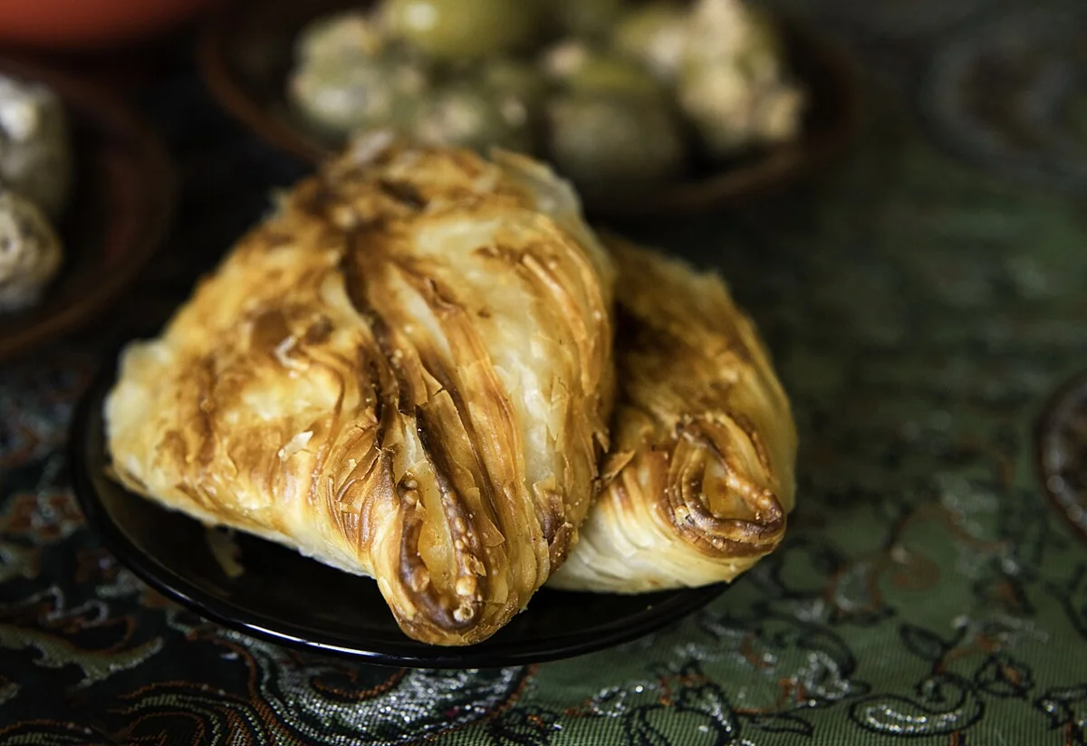 Pastizzi 鹹酥角，薄薄的酥皮摺成層疊的外殼。