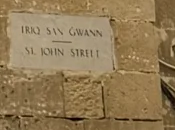 照片局部：馬爾他文街名下方，是英文「ST. JOHN STREET」。