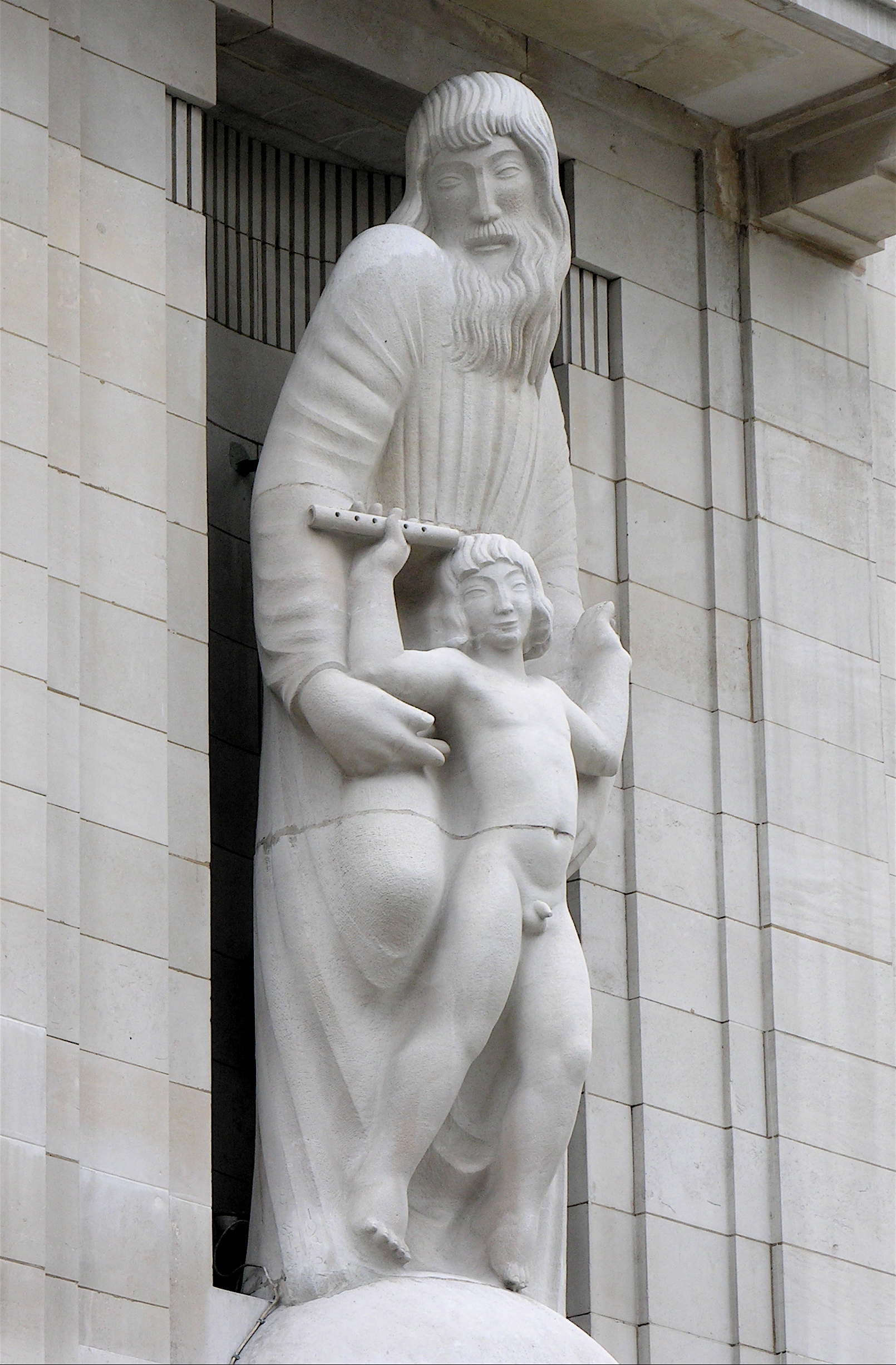 Eric Gill 的《Prospero and Ariel》，位於 Broadcasting House 主入口上方，取材自莎士比亞《暴風雨》中的人物。