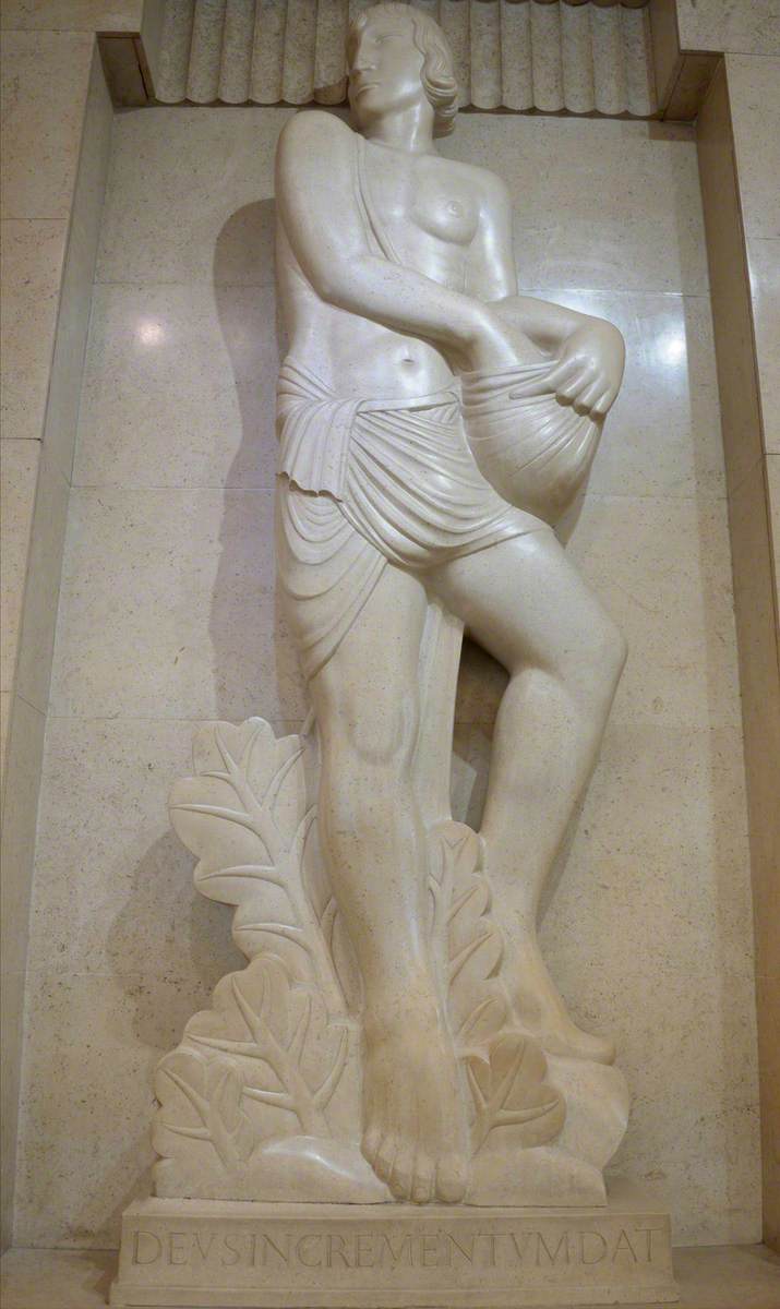 Broadcasting House 入口大堂的《播種者》（The Sower），由 Eric Gill 創作。人物把手伸進盛着種子的布袋，腳旁刻有植物。